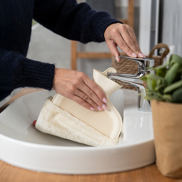 Hot water bottle llama SOXO white 1.8 L